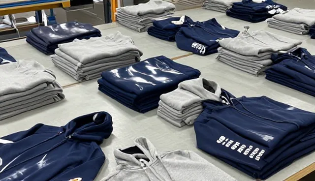 休闲连帽衫适用限制：两种服务模式的对比与取舍